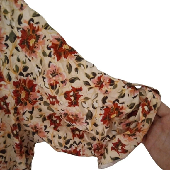 Torrid Floral Roll Tab Challis Rayon Blouse Split V Neck Cream Red Pink Size 4X - Picture 4 of 7